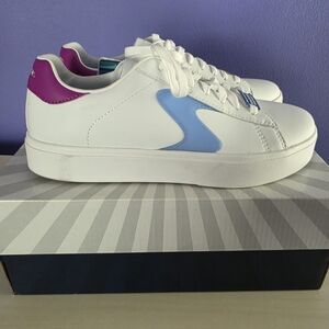 Skechers White Low-Top Sneakers with Blue Side Accent and Pink Heel